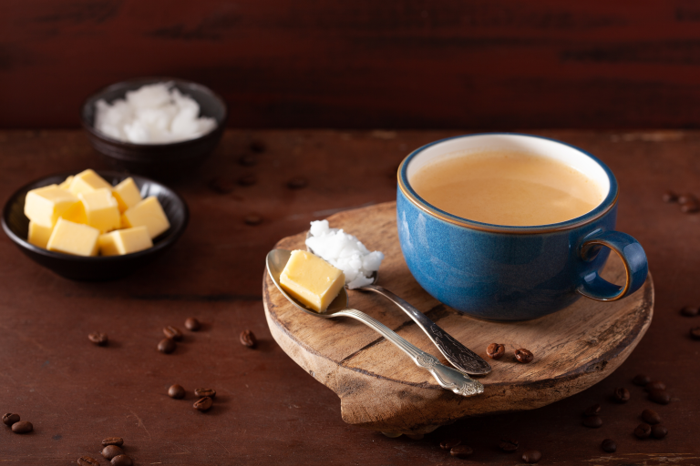 Unt în cafea: Mit sau stimulent metabolic? Ce spune știința despre „bulletproof coffee”