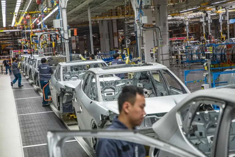 Prăbușire catastrofală a industriei în UE. Sectorul auto, cel mai afectat