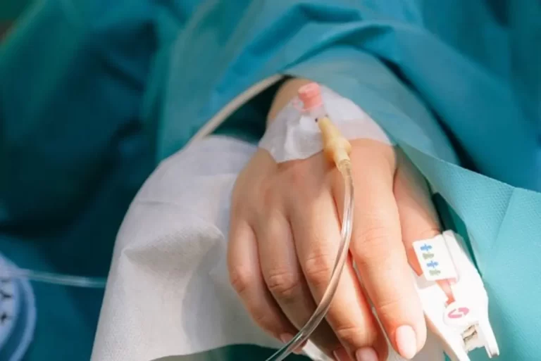 Nu ai bani, poți să mori. Sute de mii de români, lăsați fără asigurare medicală