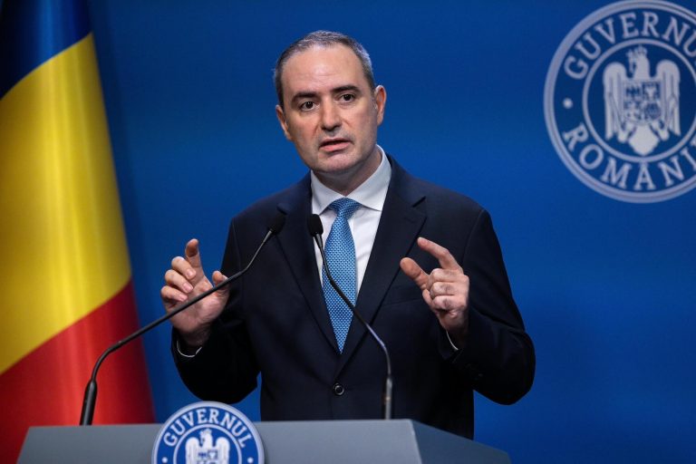 Ministrul Finanțelor susține că „vor fi bani şi de salarii, şi de pensii”/„Nu ne mai putem permite să facem tot felul de festivaluri, de serbări câmpeneşti”