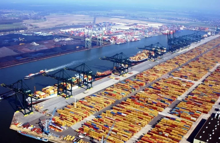 Cel mai mare port al Europei se pregătește pentru un război cu Rusia