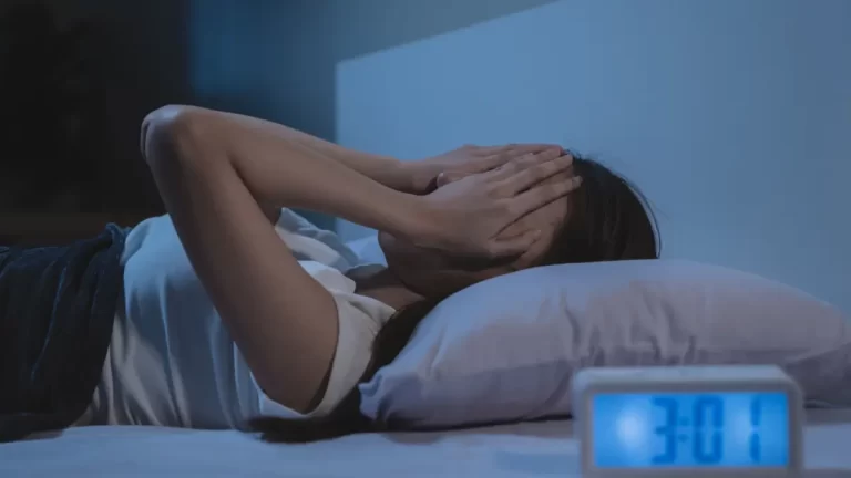 Știai că somnul „curăță” creierul? Cum se elimină toxinele în timpul nopții