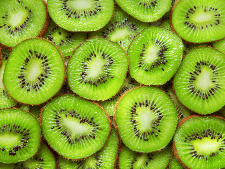 Fructul care alungă insomniile: Mit sau realitate? Ce spun studiile despre kiwi și somn