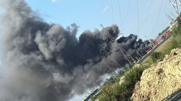 VIDEO. Incendiu puternic, cu degajări mari de fum, la un depozit din Iași. A fost emis mesaj RO-Alert