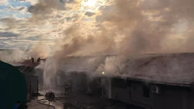 Incendiu puternic lângă Capitală. Un depozit din Buftea a fost cuprins de flăcări/Pompierii au intervenit de urgență