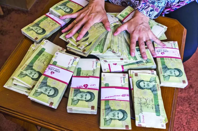 Un dolar pentru 925.000 de riali. Iranul vrea să elimine patru zerouri din moneda  națională
