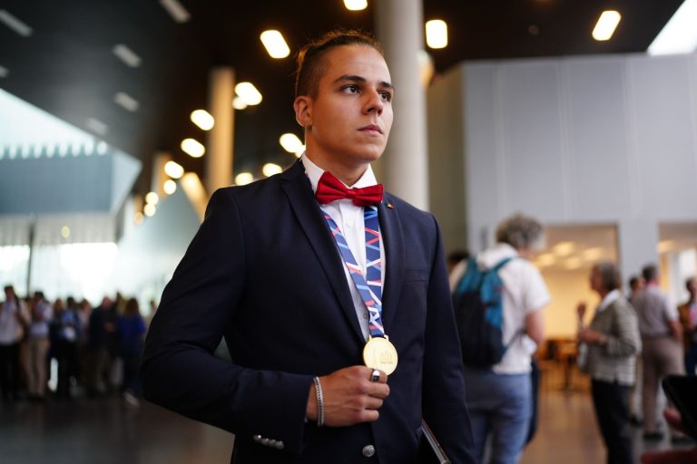 România, locul 1 mondial la proba experimentală a Olimpiadei Internaționale de Fizică. Ionuț Stan, tânărul geniu care a scris istorie la Paris, în campania „100 de tineri pentru dezvoltarea României”