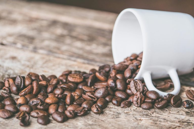 Cafeaua decofeinizată prin CO₂ supercritic: cum se face, ce pierde (dacă pierde ceva) și cât de sănătoasă e cu adevărat