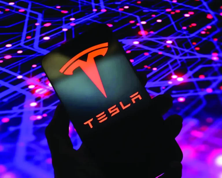 Tesla lui Musk vrea să aprindă lumina în casele britanicilor