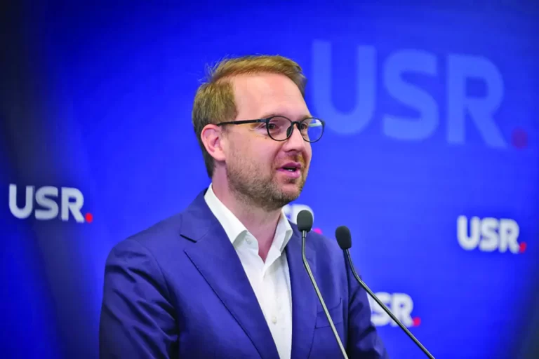 USR scuipă venin pe cadavre. În numele cui?