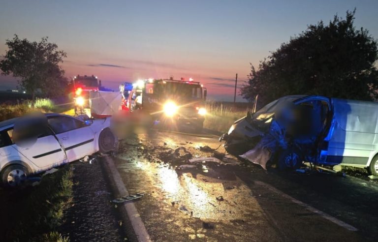 Accident grav în Bihor. Trei oameni au murit în urma impactului devastator dintre o autoutilitară și un autoturism