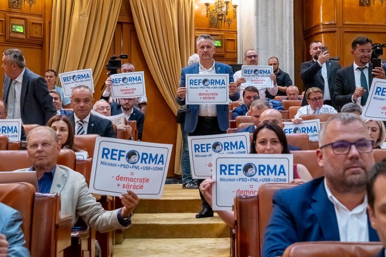 AUR a depus patru moțiuni de cenzură împotriva Guvernului Bolojan: „Puterea actuală a preferat să își aroge dreptul de a dicta legi după bunul plac”