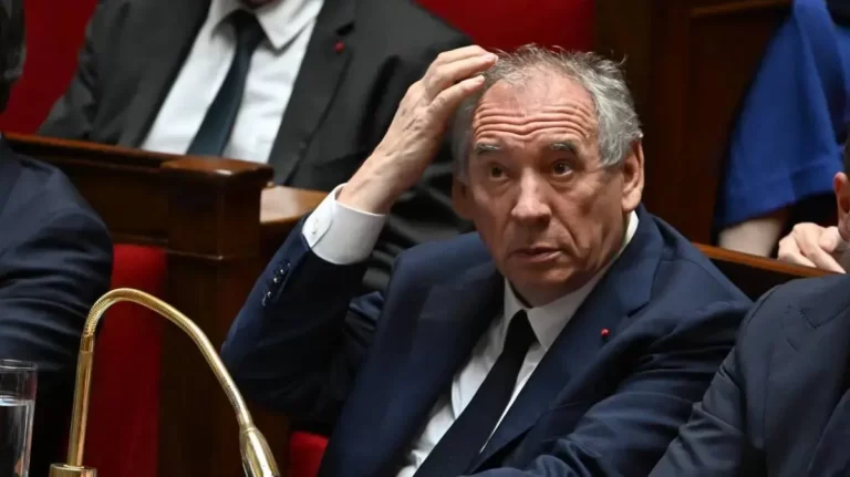 Franța lui Macron se îndreaptă spre haos