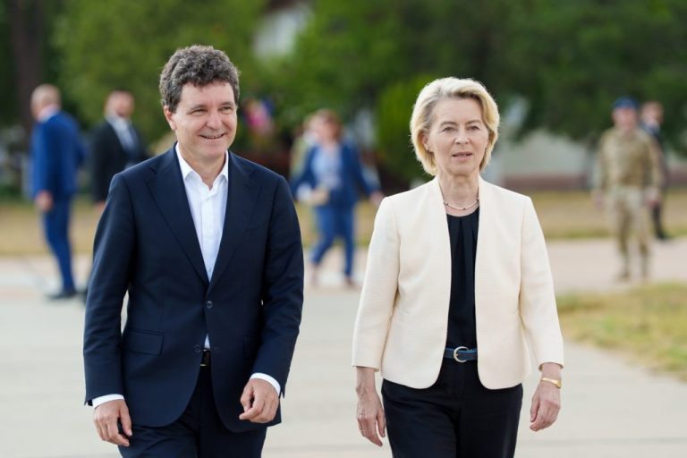 Nicușor, Ursula și un centru de glume proaste la Constanța