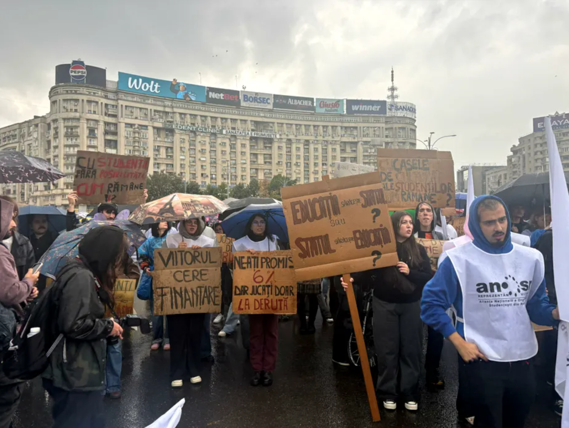 protestează studenți Piața Victoriei burse