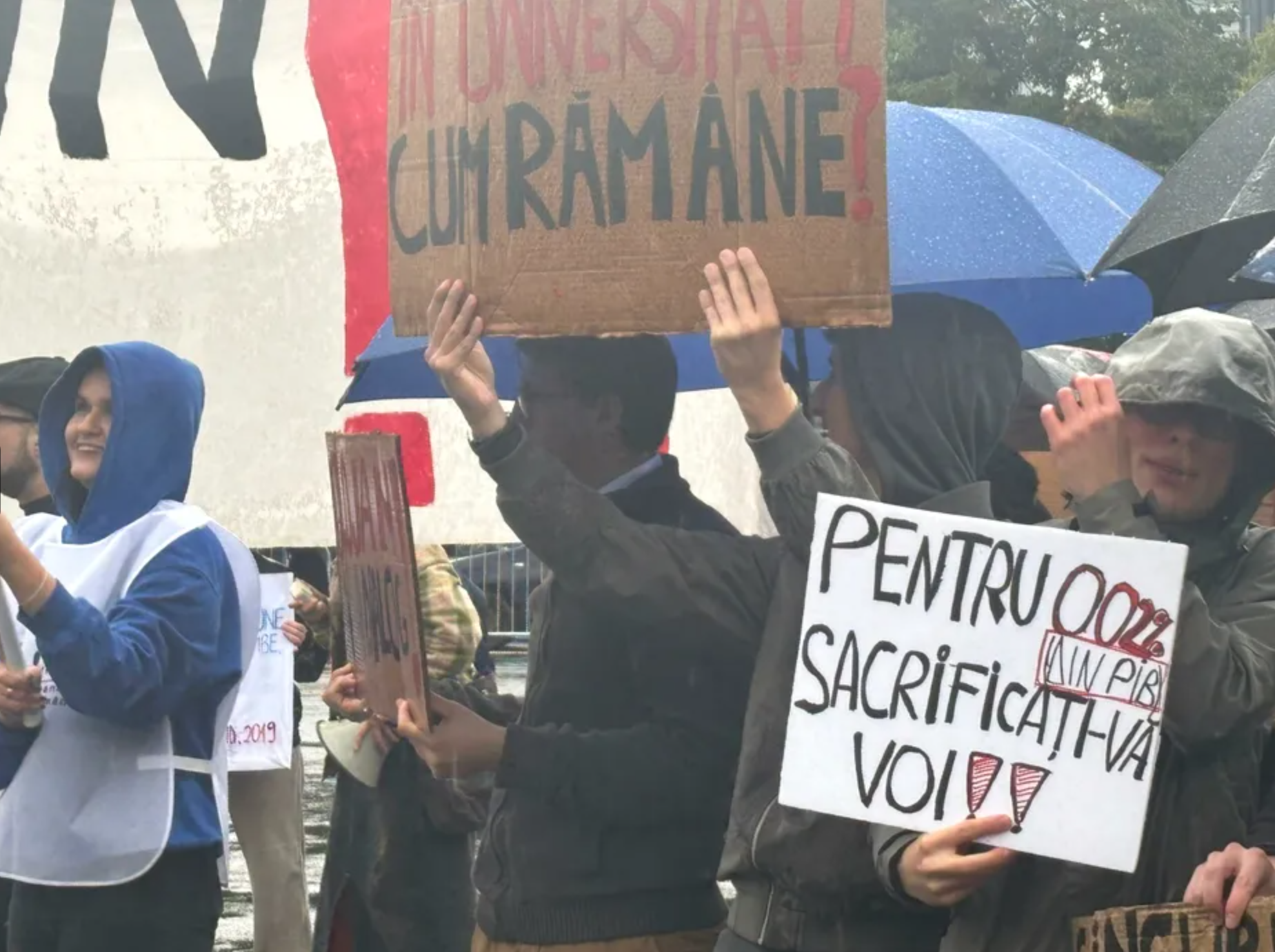 protestează studenți Piața Victoriei burse