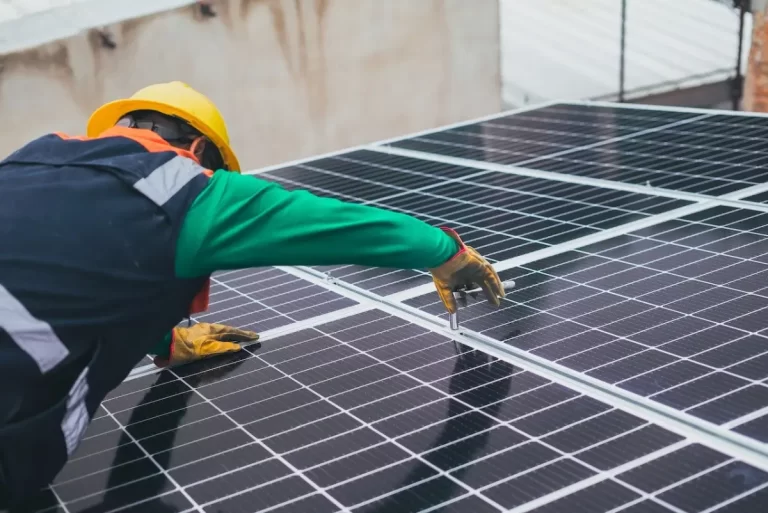 Abuz fără precedent. Distribuitorii vor să intre în casele prosumatorilor ca să le oprească energia injectată în sistem