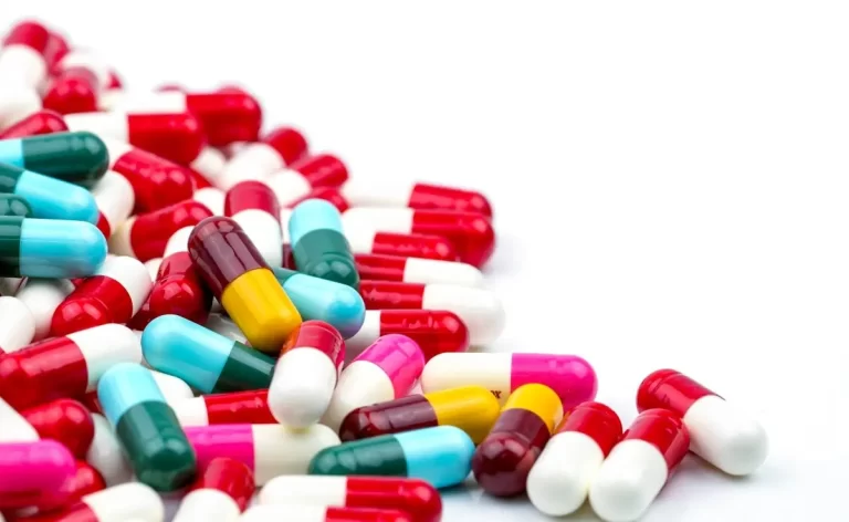 Românii, sacrificați pentru binele cetățenilor din Europa de Vest. Ne-au luat antibioticele pentru că este criză în UE