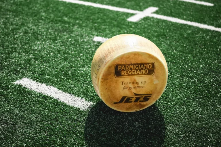 Parmigiano italian pariază pe fotbalul american