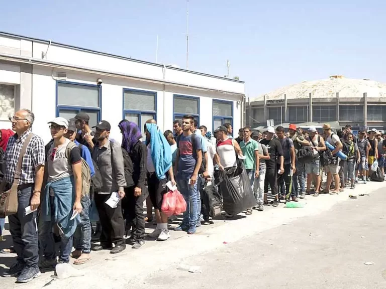 România scapă de imigranți. Aproape 70% dintre străinii de la noi, băgați în sărăcie