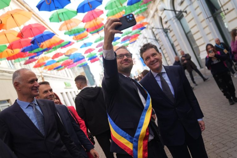 Nicușor Dan promite reducerea perioadei de obținere a cetățeniei române, pe care o așteaptă și Dominic Fritz: „E o medie de trei ani și jumătate, dar o vom reduce”
