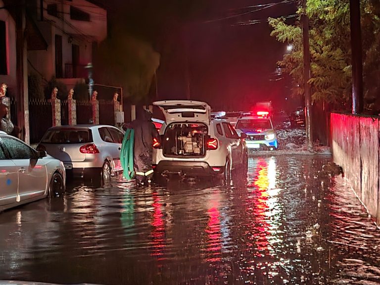 COD ROȘU de ploi. Zeci de intervenții ale pompierilor, în București și Ilfov: copaci căzuți, mașini avariate/Curți și locuințe inundate în Giurgiu – FOTO/VIDEO