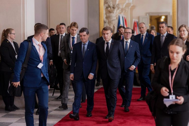 VIDEO. Nicușor Dan, din nou încurcat de protocol, de această dată la Copenhaga. S-a întâmplat de față cu Emmanuel Macron