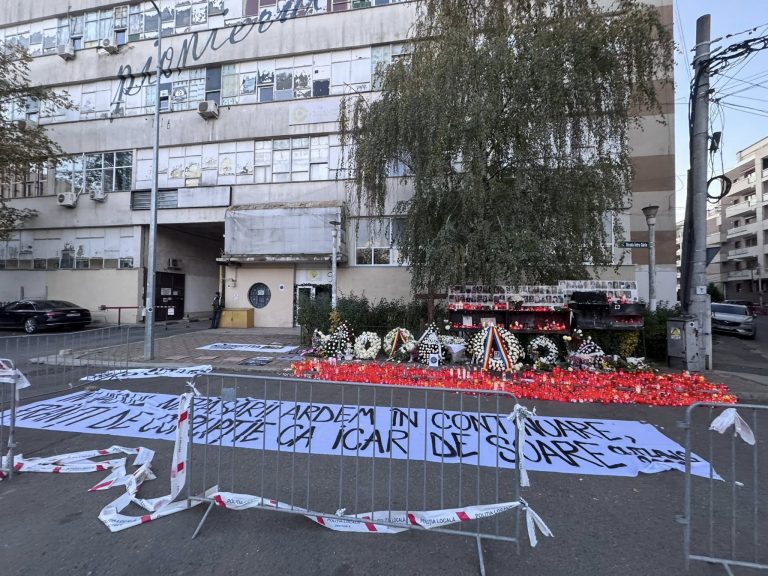 Organizatorul marșului în memoria victimelor de la Colectiv, amendat pentru „depășirea orei de comemorare” – FOTO&VIDEO/Reacția Jandarmeriei