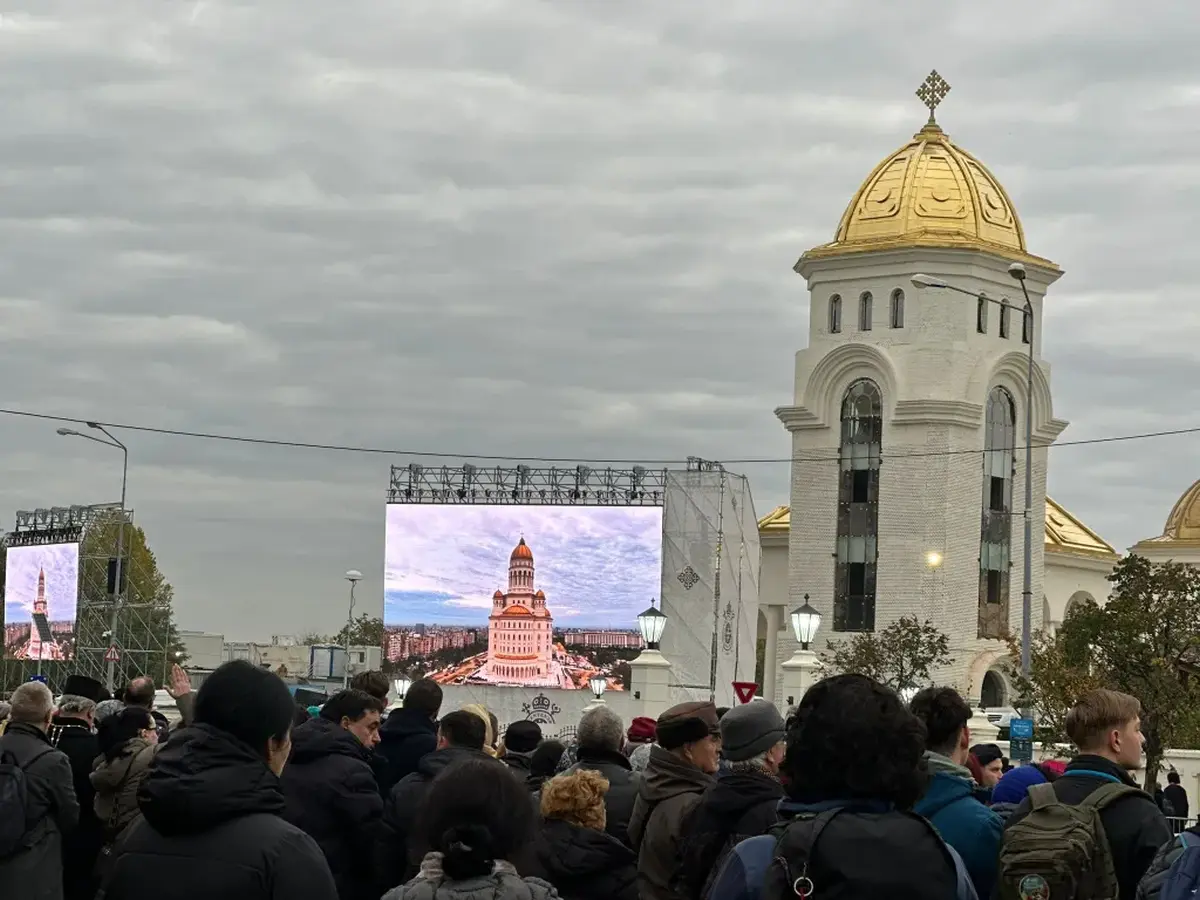 Credinciosi-langa-Catedrala-la-inceputul-slujbei-de-sfintire - Ziarul National