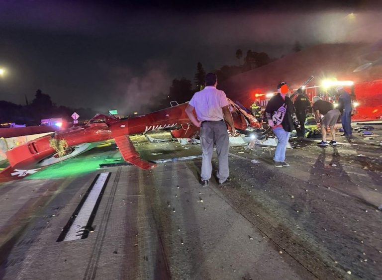 Imagini șocante! Un elicopter medical s-a prăbușit pe o autostradă, în SUA – VIDEO