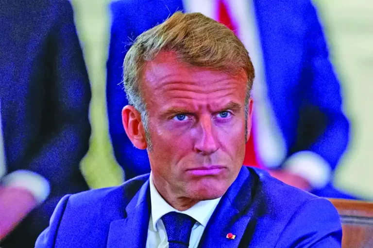 Macron se agață de putere