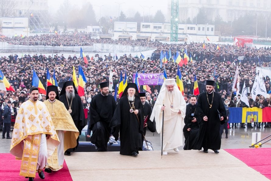 Sfintire-si-prima-liturghie-la-Catedrala-Mantuirii-Neamului - Ziarul National Sfințirea Catedralei Neamului