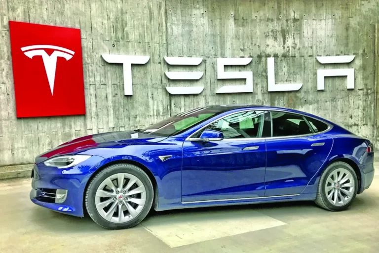 Ce se întâmplă cu Tesla? Vânzări record, profituri în scădere