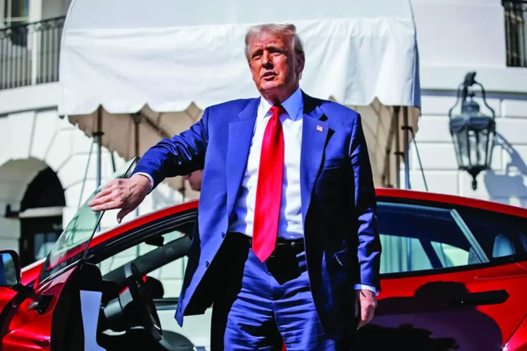 Donald Trump, spaima producătorilor auto. Taxă pe roboți industriali