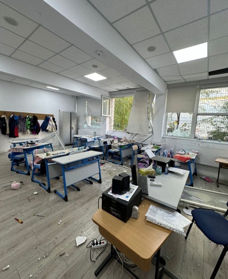 Sălile de clasă de la Liceul Bolintineanu, devastate după EXPLOZIA DIN RAHOVA! Elevii, tăiați de geamurile sparte – FOTO