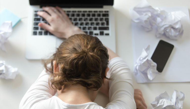 Scroll-ul constant îți afectează inteligența? Ce spun studiile despre supraîncărcarea informațională