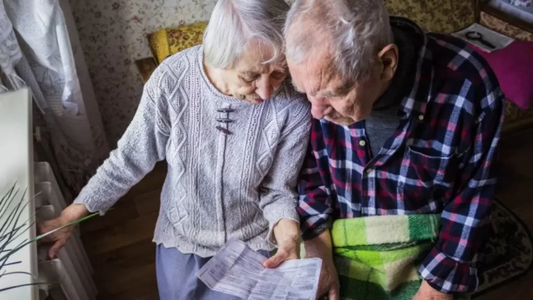 Foștii coasigurați, condamnați la moarte. Bolnavii săraci, lăsați de izbeliște