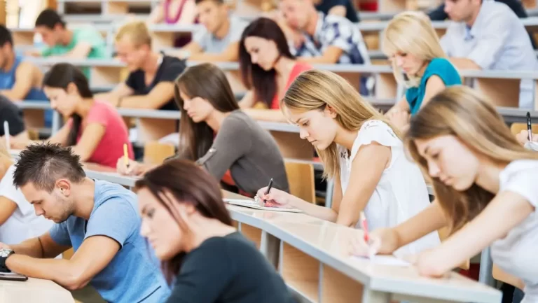 Banca Mondială dă de pământ cu universitățile din Europa. Scot analfabeți funcționali