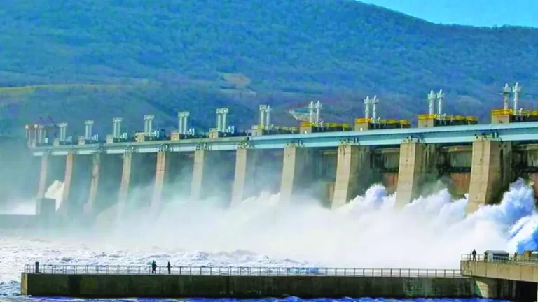 Hidrocentralele, redeschise pentru țară, închise pentru ecologiștii de Facebook