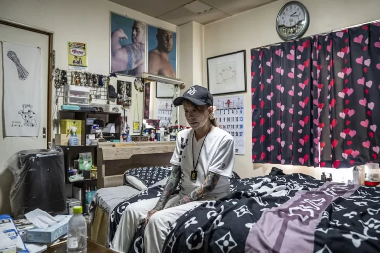 O femeie yakuza pe calea izbăvirii. Japonia gangsterilor pensionați