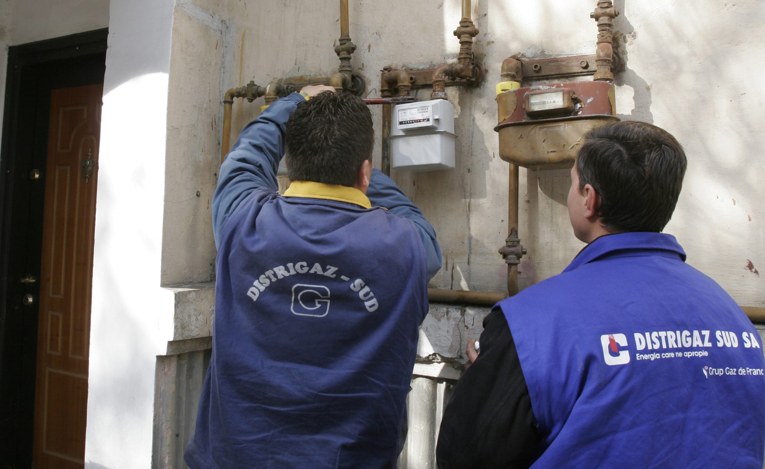 1-lucratori-distrigaz-contoare-02vt-vt-vt - Ziarul National