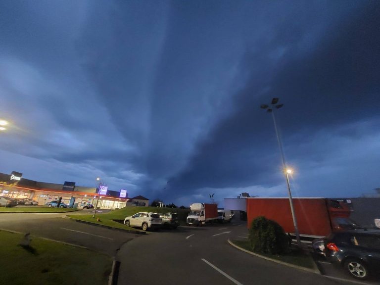 Vântul puternic a provocat pagube în mai multe zone din țară. Unde a plouat torențial, ca vara – VIDEO