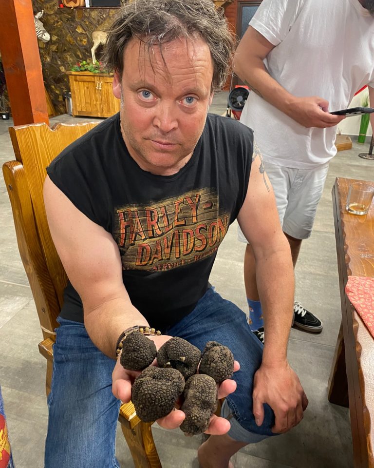 Britanicul care a promovat România în lume a devenit cetățean român cu acte în regulă