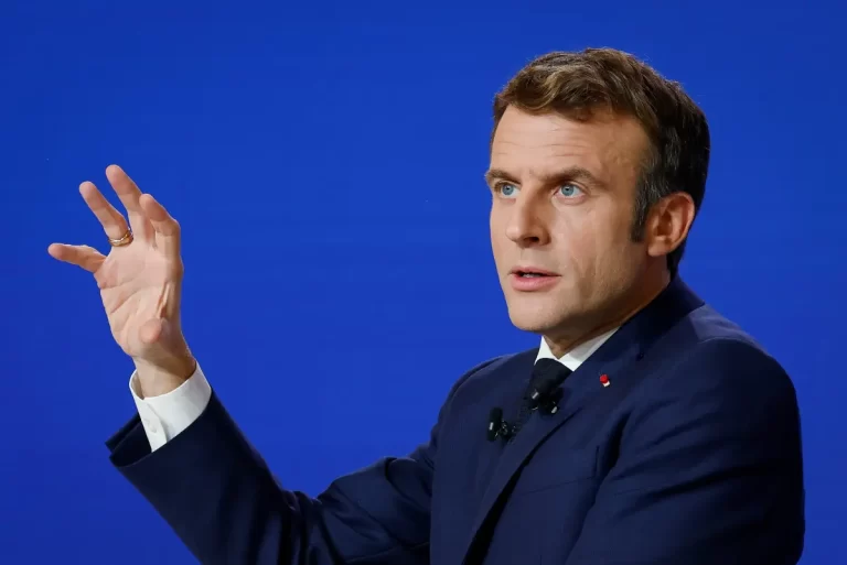 Emmanuel Macron a declarat război libertății de exprimare