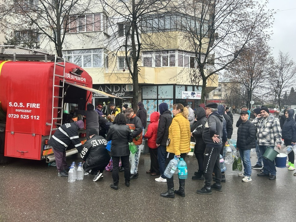 ROMÂNIA, 2025! IMAGINILE ANULUI! Oamenii stau la cozi pentru apă potabilă/ Ministrul USR al Mediului dă vina pe subordonați - Ziarul National ROMÂNIA, 2025! IMAGINILE ANULUI! Oamenii stau la cozi pentru apă potabilă/ Ministrul USR al Mediului dă vina pe subordonați - Ziarul National