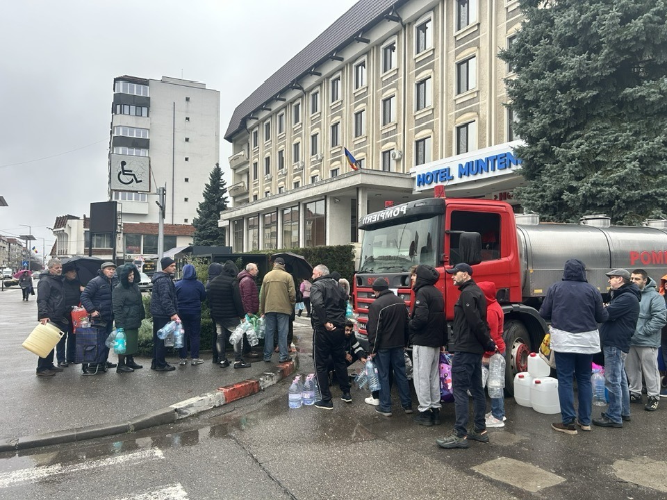 ROMÂNIA, 2025! IMAGINILE ANULUI! Oamenii stau la cozi pentru apă potabilă/ Ministrul USR al Mediului dă vina pe subordonați - Ziarul National apă potabilă Apele Române