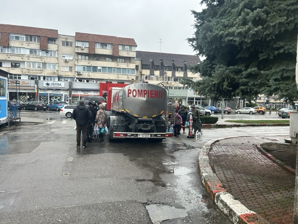ROMÂNIA, 2025! IMAGINILE ANULUI! Oamenii stau la cozi pentru apă potabilă/ Ministrul USR al Mediului dă vina pe subordonați - Ziarul National apă potabilă Apele Române