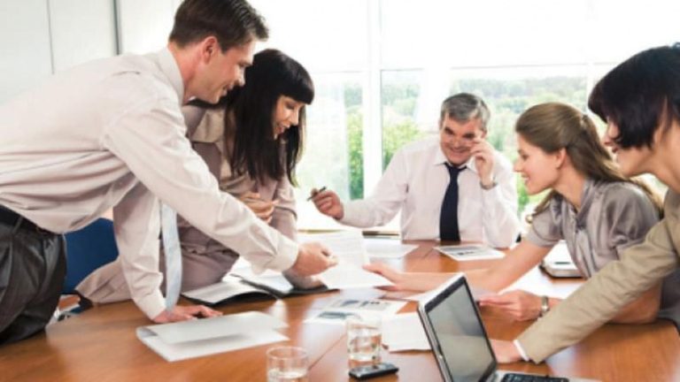 Bani de la Guvern pentru tinerii români care se angajează pentru prima dată. Pe lângă salariu, angajaţii mai primesc şi prime