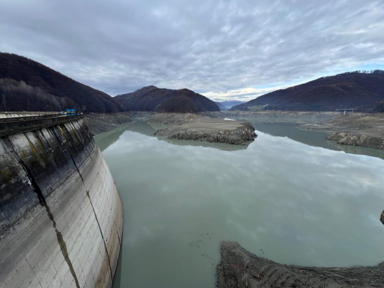 Lucrările la Barajul Paltinu au lăsat zeci de mii de oameni din Prahova şi Dâmboviţa fără apă potabilă. Se cere declararea stării de urgență