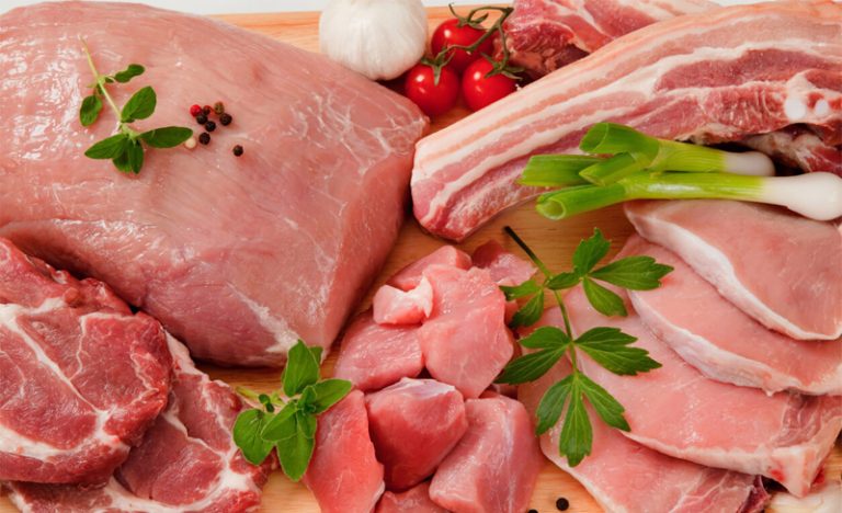 Autoritățile îi avertizează pe români că n-au voie să vândă carnea porcului sacrificat în gospodărie. Amenzile sunt uriaşe!